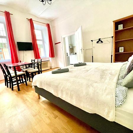 Very Warm Home With Big Bed Near New York Cafe Budapesta Exterior foto