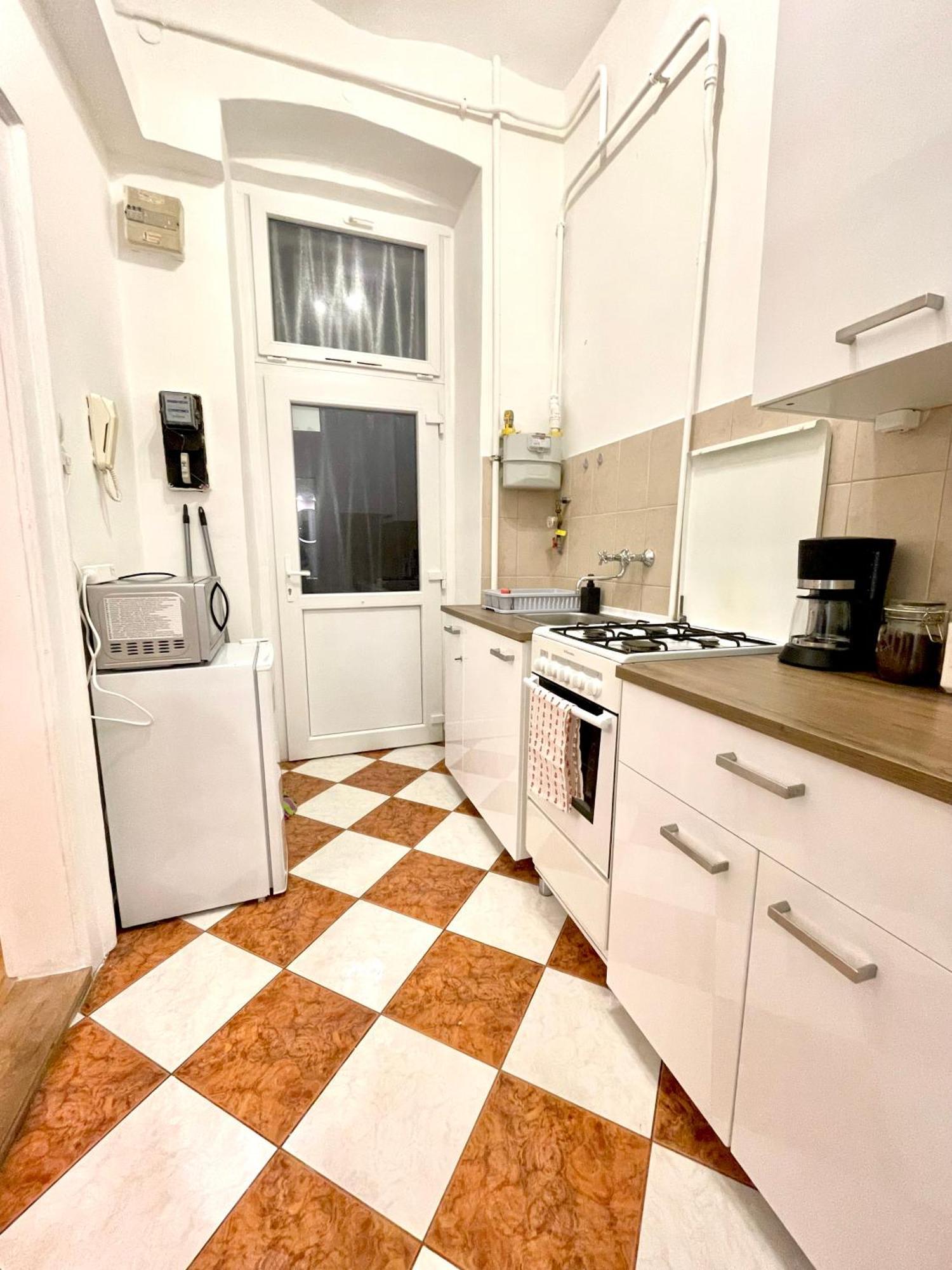 Very Warm Home With Big Bed Near New York Cafe Budapesta Exterior foto