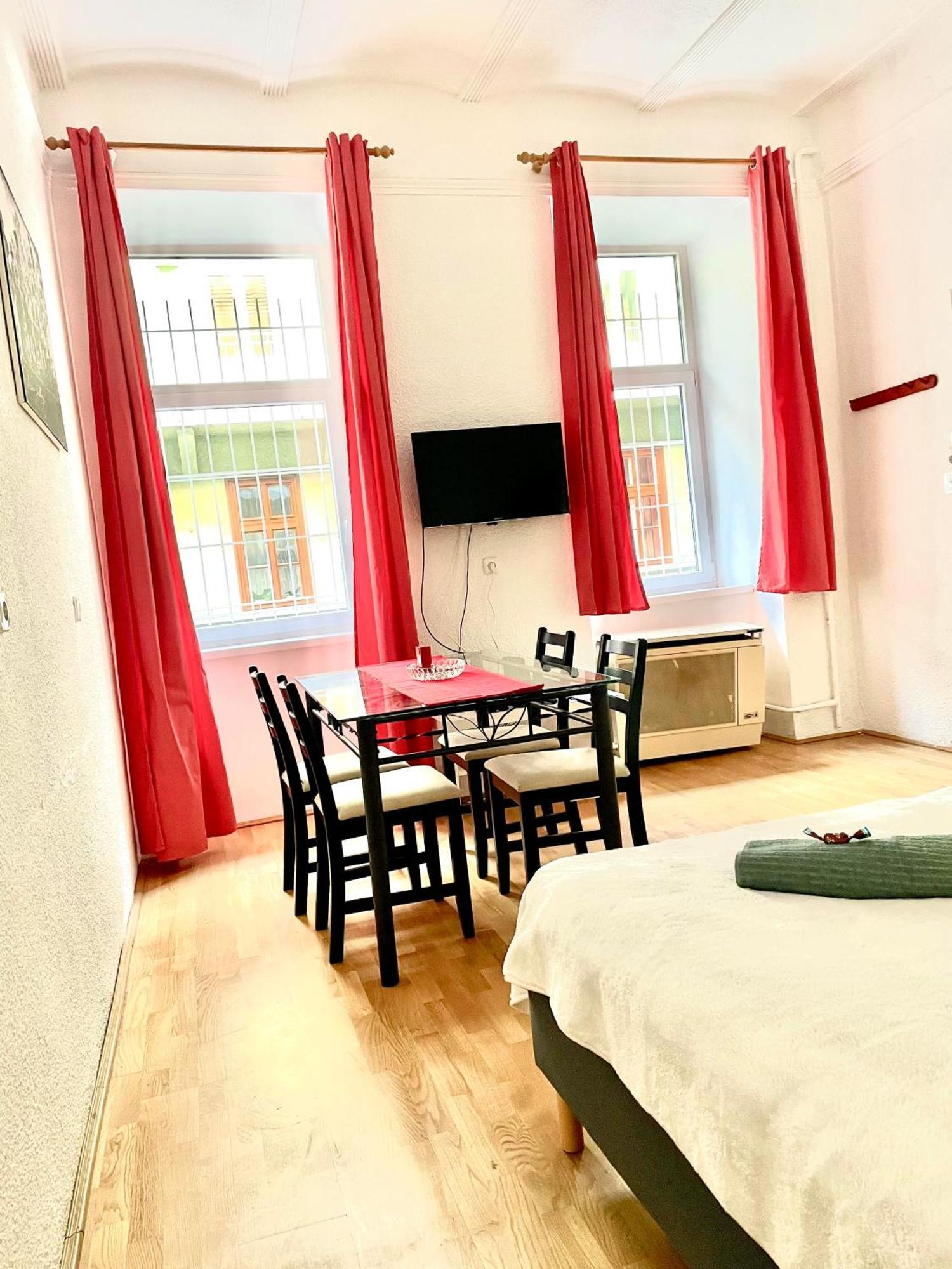 Very Warm Home With Big Bed Near New York Cafe Budapesta Exterior foto