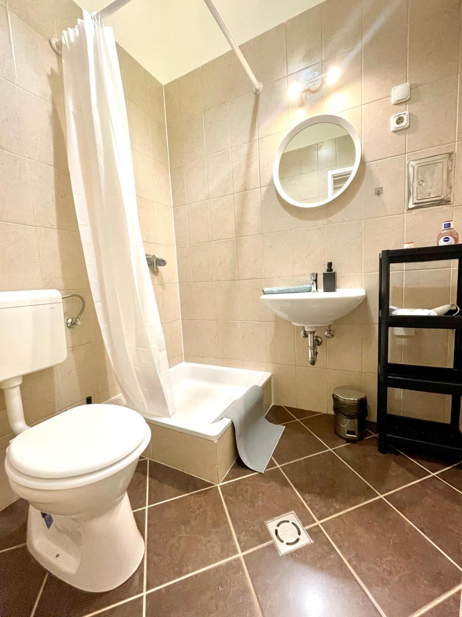 Very Warm Home With Big Bed Near New York Cafe Budapesta Exterior foto